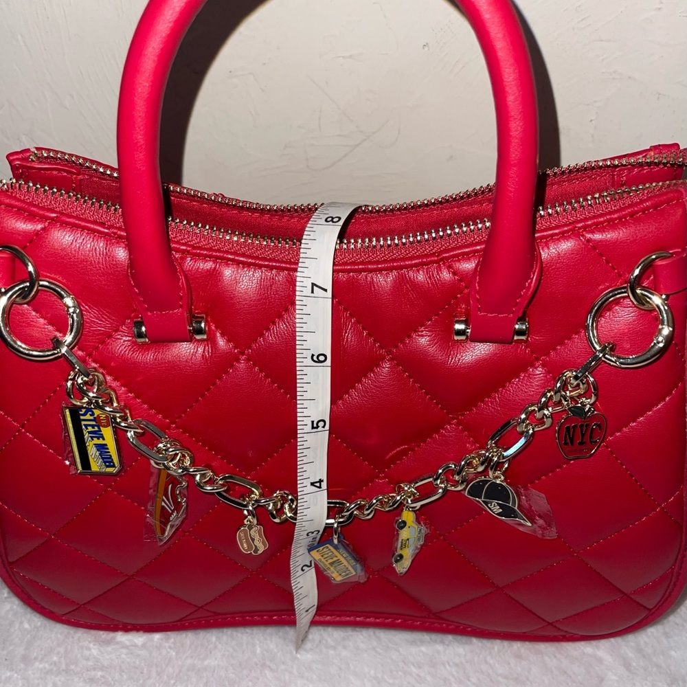 NWT Stunning Steve Madden Red Quilted Handbag w/ NYC theme charms & adj. strap - Picture 8 of 9